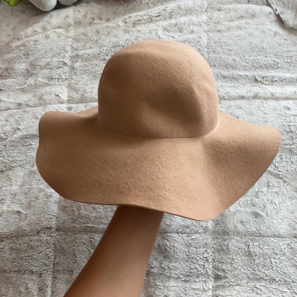 chic, tan forever 21 beach hat.
